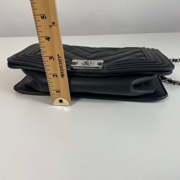 Badgley Mischka Quilted Crossbody Flap Bag Purse Black M Clasp Zip Pockets Chain - Picture 15 of 16